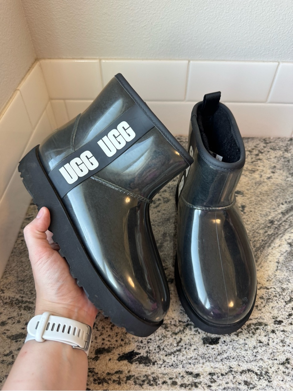 UGG Classic Clear Mini Boot in Black. Size 6. VGUC.